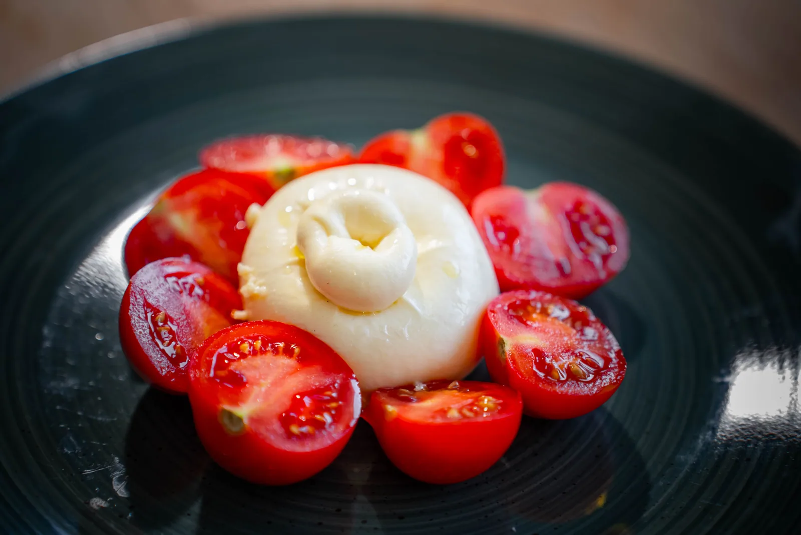 La Treccia mozzarella anrettet på et italiensk bord