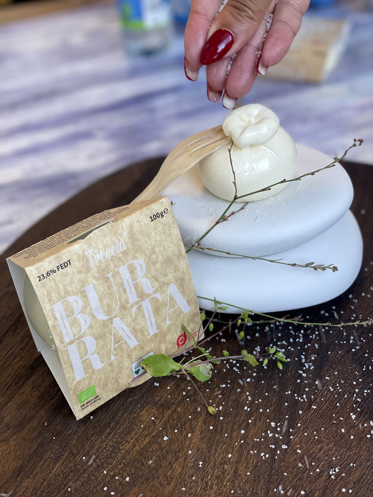 La Treccia flettet mozzarella på et træskærebræt
